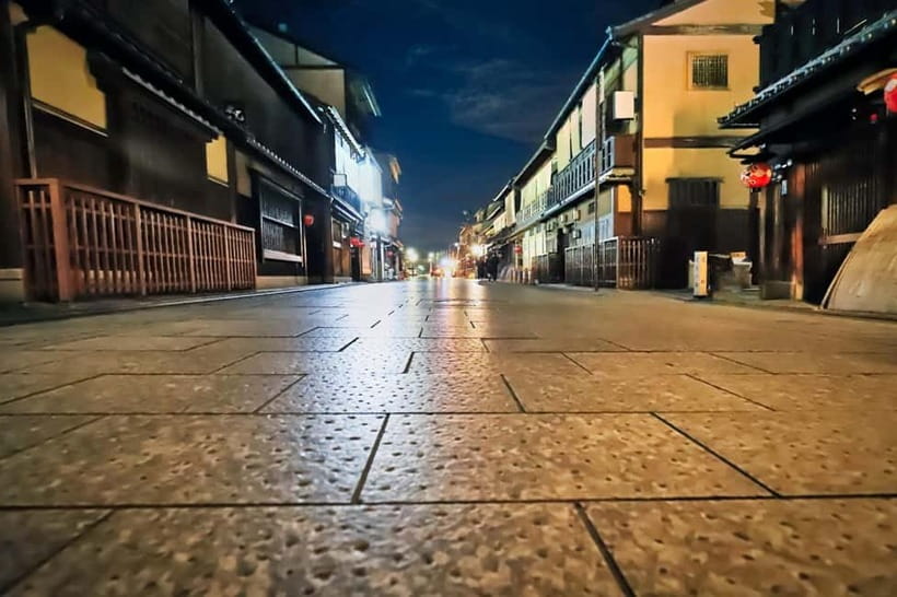 Kyoto: Gion Night Tour Stories of Geisha and Maiko - How you learn to spot teahouses and Gion signs (the real skill)