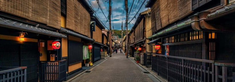 Kyoto: Gion Night Tour Stories of Geisha and Maiko - Meeting at Ben’s Cookies Kyoto Shijo, and why the start matters