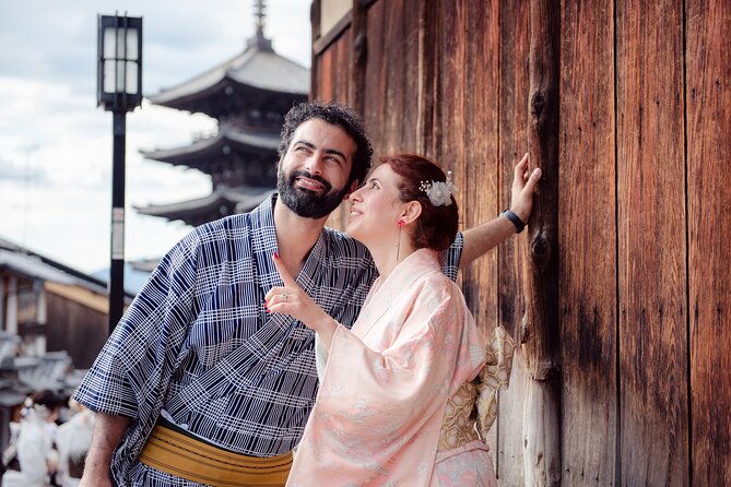 Kyoto Gion Photoshoot - Private Session | Pro Photographer - Where the session starts: Yasaka Shrine for strong first frames