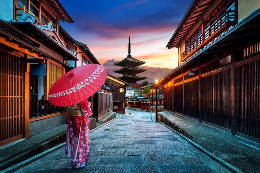 Kyoto: Gion Sunset Walking Tour with Local Guide - Kyoto Minami-za to Hanamikoji Street: from big Kyoto to the quiet lanes