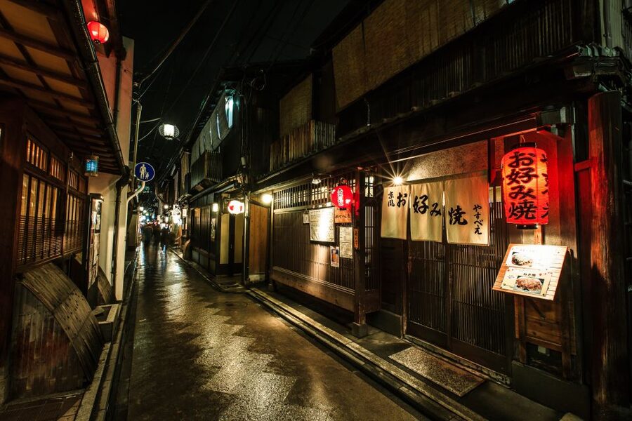 Kyoto: Gion Sunset Walking Tour with Local Guide - Scenic viewpoints and the “second wave” of night in Gion