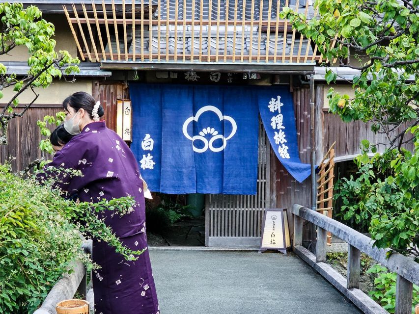 Kyoto: Gion Sunset Walking Tour with Local Guide - Pontocho after dark, and the easy finish at Sanjo Bridge