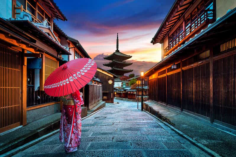 Kyoto: Gion Sunset Walking Tour with Local Guide - Getting started at Kyoto Kawaramachi Garden, and why the first minutes matter