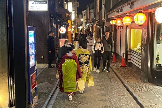 Kyoto: Gion Walking Tour for First-Time Visitors - The short guided stop you should not skip