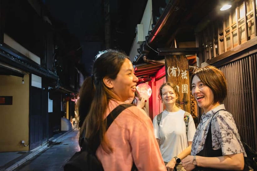 Kyoto: Gion World of the Geisha Guided Walking Tour - Yasaka Shrine stop: a guided reset for your Gion walk