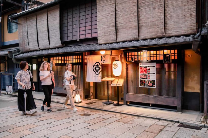 Kyoto: Gion World of the Geisha Guided Walking Tour - Photo stop and sightseeing breaks that keep the route friendly