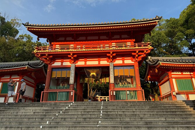 Kyoto: Half-Day Private Tour Gion Geisha Districts & Kiyomizu - Yasaka Shrine and the Build Up to the Hill Streets