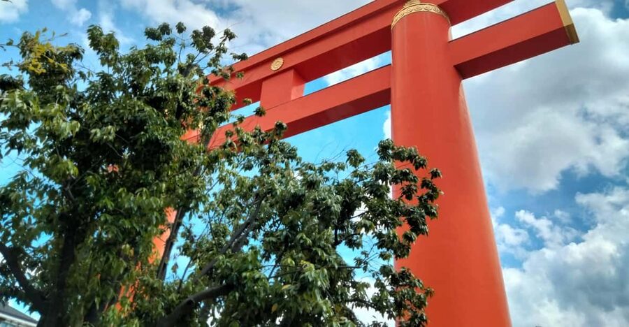 Kyoto: Heian Jingu Tour - Roots of Kyoto & Scenic Gardens - Heian Jingu Shrine: the vermilion main buildings and the majestic gate