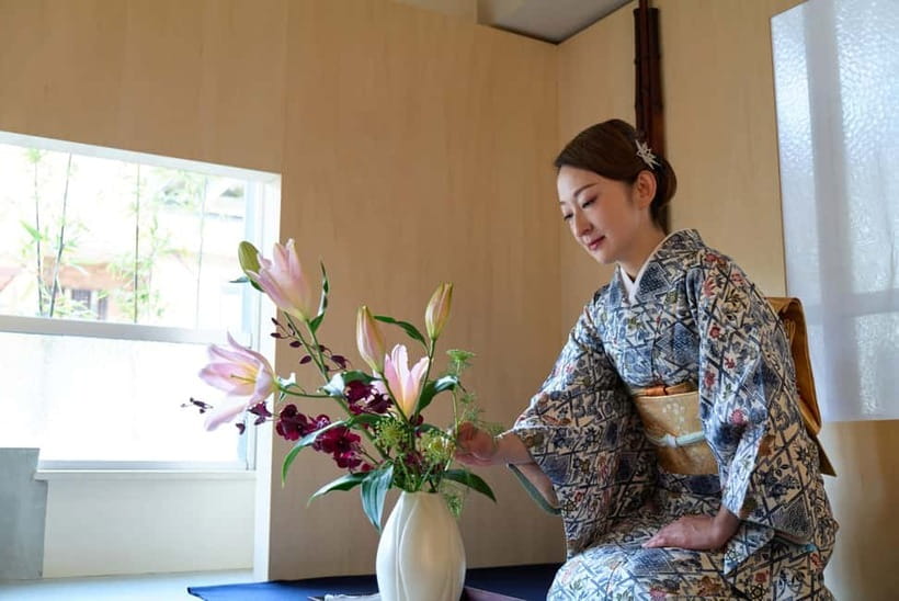 Kyoto: IKEBANA Private Program : enjoy the view of Kyoto! - What you learn in ikebana, from vessel choice to composition