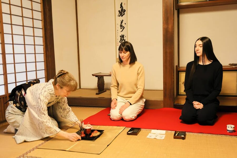 Kyoto: Incense Experience at the Imperial Household temple - The ending incense offering at the main hall