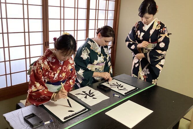 Kyoto: Japanese Calligraphy Class in 150 years old townhouse - Why Ninenzaka feels right for calligraphy