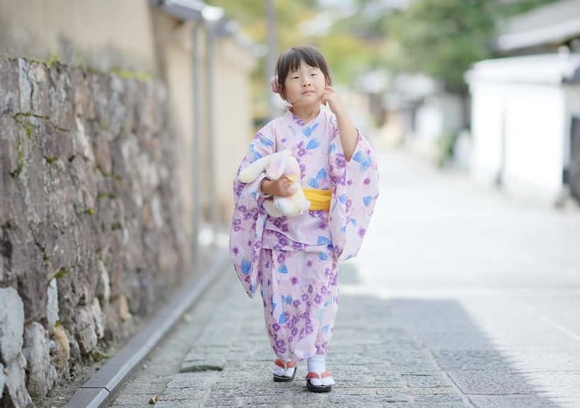 Kyoto Kimono Rental mimosa | Kimono/Yukata Rental Kids Plan - Getting dressed in Ichinenzaka, a short walk from Kodaiji