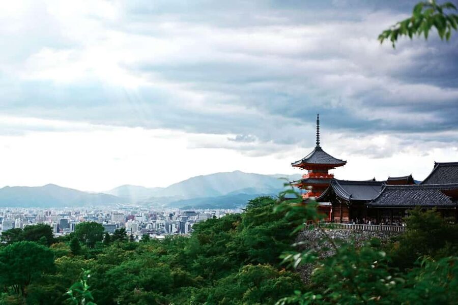 Kyoto: Kimono Rental with Hairstyling easy make up - Location near Gion Station: why it matters for your day