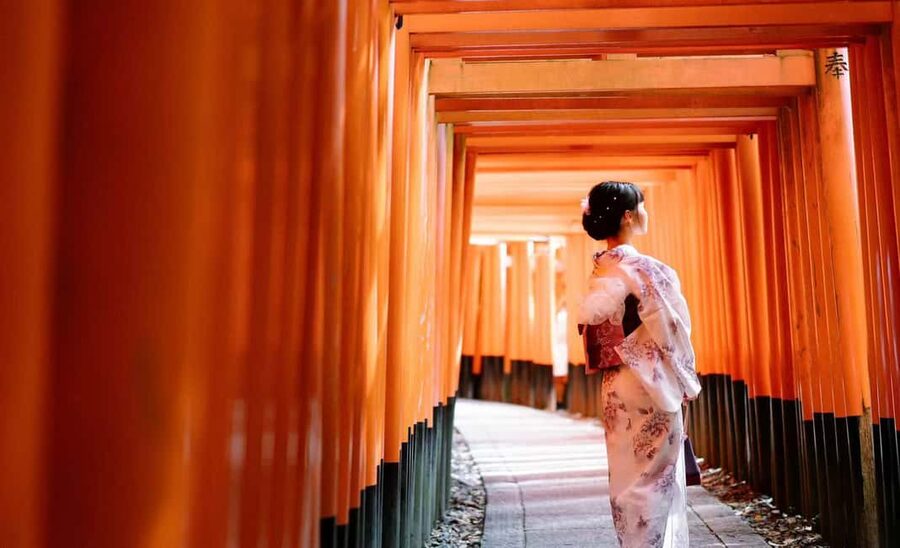 Kyoto: Kimono Rental with Hairstyling easy make up - Picking from 100+ kimono styles without guessing