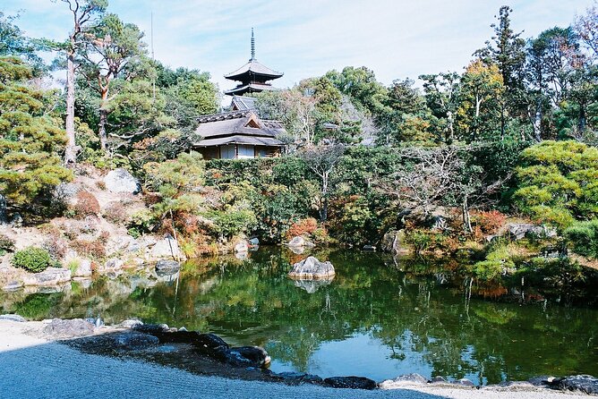 Kyoto: Kinkaku-ji Temple & Serene Garden Guided Tour with Tickets - Practical etiquette tips for temple interiors and monk moments