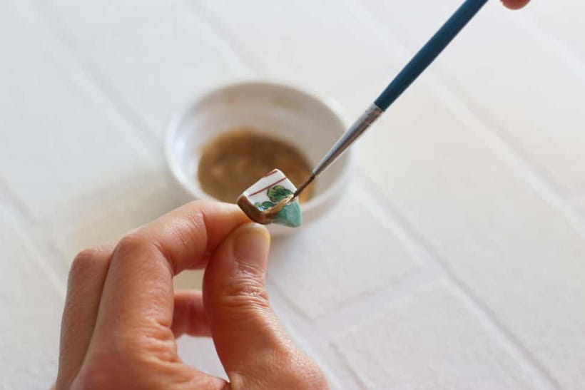 Kyoto: Kintsugi Jewelry Workshop with Natural Stones - Choosing pottery shards and natural stones like a personal art palette