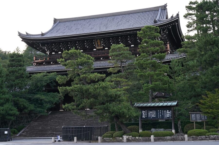 Kyoto: Kiyomizudera, Higashiyama and Yasaka Discovery Tour - Kodaiji Temple: Zen gardens and lavish interiors, tied to one powerful family story