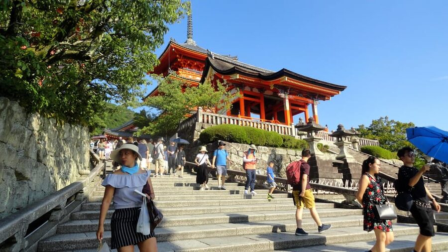 Kyoto: Kiyomizudera, Higashiyama and Yasaka Discovery Tour - Yasaka Shrine and Maruyama Park: Shinto stories plus a gentle transition toward Gion