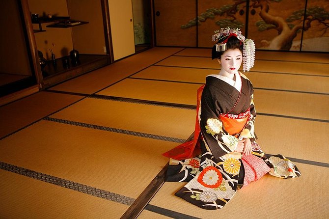 Kyoto Kiyomizudera Temple: Maiko and Samurai couple plan - Indoor photo settings inside Shiki: rooms, tea space, garden, gold screen