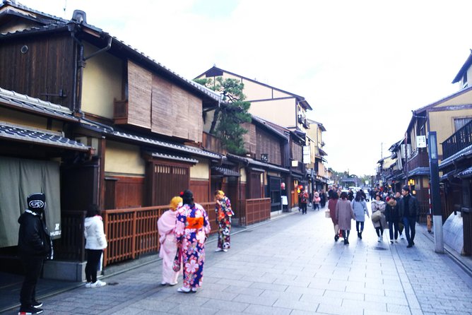 Kyoto Late Bird Walking Tour - Stop 2: Yasakanoto (Yasaka Pagoda), built long ago, photographed forever