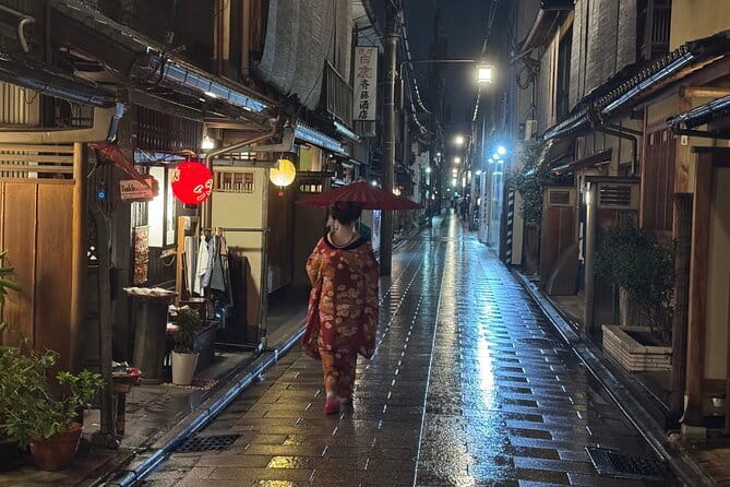 Kyoto Magical Night English Tour: Gion & Fushimi Inari Shrine - Fushimi Inari after dark: glowing torii gates in one focused hour