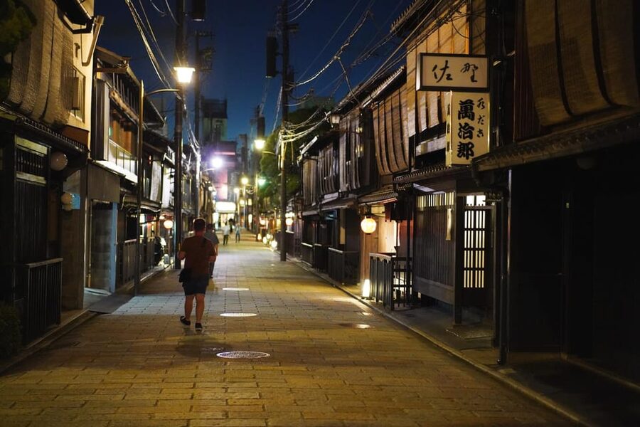 Kyoto: Maiko Dinner in Traditional Restaurant and Tour - Waiting in a Traditional Machiya Shop Before the Maiko Arrives