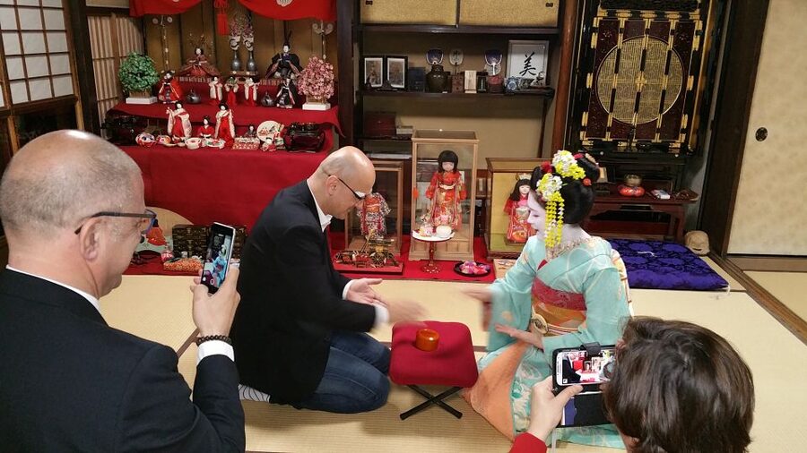 Kyoto: Maiko Happy Hour at a Historic Machiya - Maiko party games: when you’re not just watching