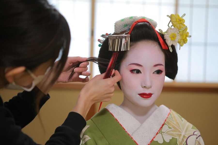 Kyoto: Maiko Makeover and Photoshoot Experience - Makeup, hair, lashes, and wigs: control it, skip it, or go full Maiko
