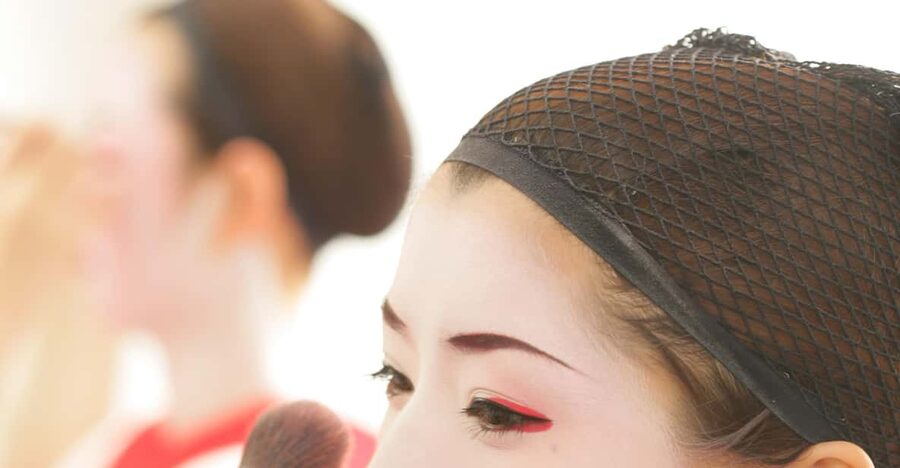 Kyoto: Maiko Makeover and Photoshoot Experience - The Japanese-room photoshoot: coaching that makes poses easy