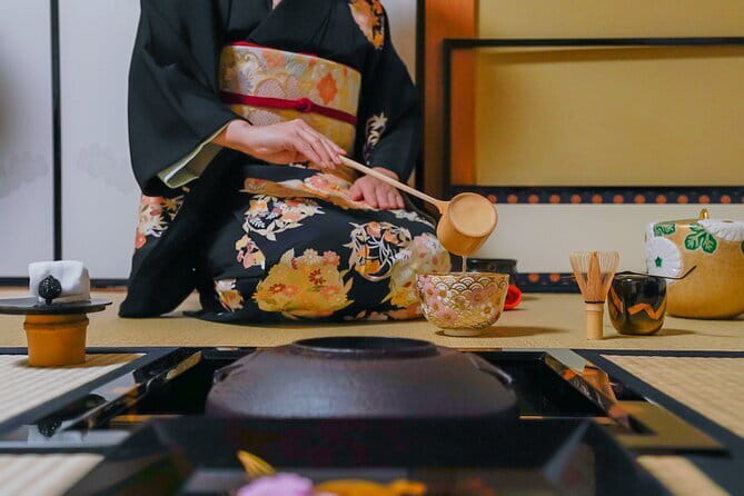 Kyoto: Maiko Makeover and Photoshoot Experience (Women only) - The Photo Package: 4 Pictures, Photo Book Pages, and USB