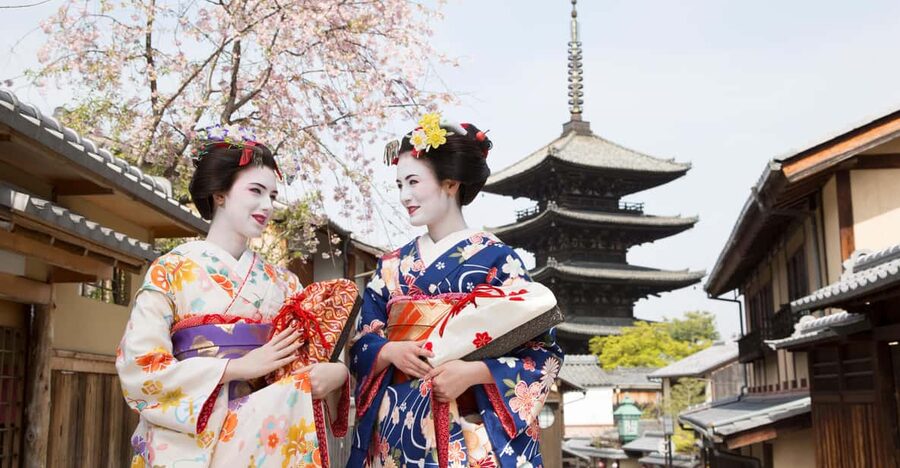 Kyoto : Maiko Makeover stroll and photo shoot experience - White make-up, wig choice, and false lashes: customizing the look
