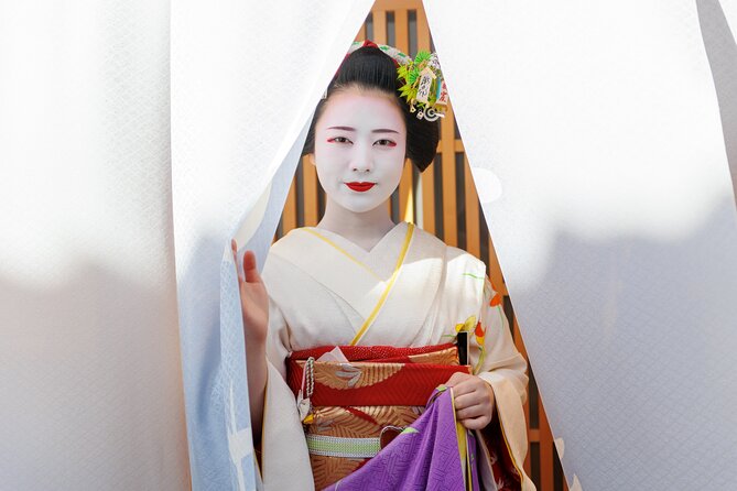 Kyoto: Meet the Geisha Maiko with Gion Walking Tour - Gion on foot: how the walk sets up the show