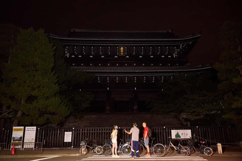 Kyoto: Night E-Bike Tour Hidden Gems & Backstreets - Kiyomizuzaka and Kiyomizuzaka landmarks: photo stops you can actually enjoy