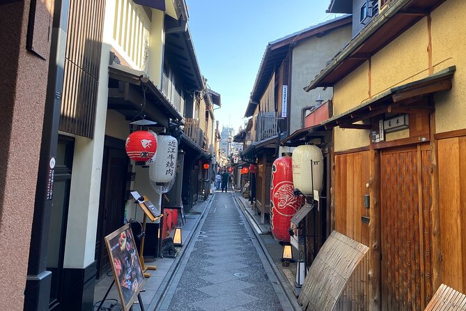Kyoto Night Food Tour Explore Kiyamachi's Culinary Delights - Stop 1 in Pontocho: Lanters, Wooden Houses, and Night Alley Atmosphere