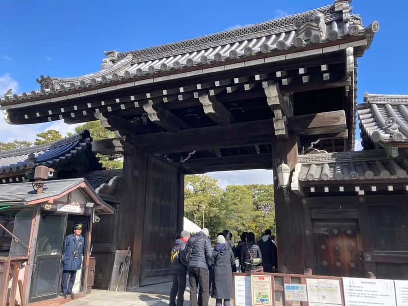 Kyoto: Nijo Castle and Kyoto Imperial Palace Guided Tour - Meeting at the Nakadachiuri Gate, then walking with purpose