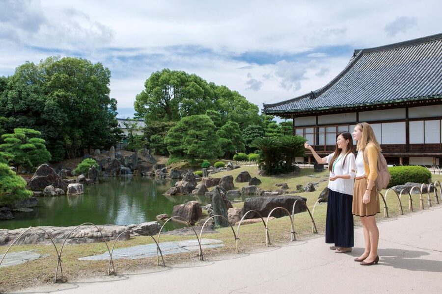 Kyoto: Nijo-jo Castle and Ninomaru Palace Guided Tour - Why Nijo-jo Castle feels different from other Kyoto sights