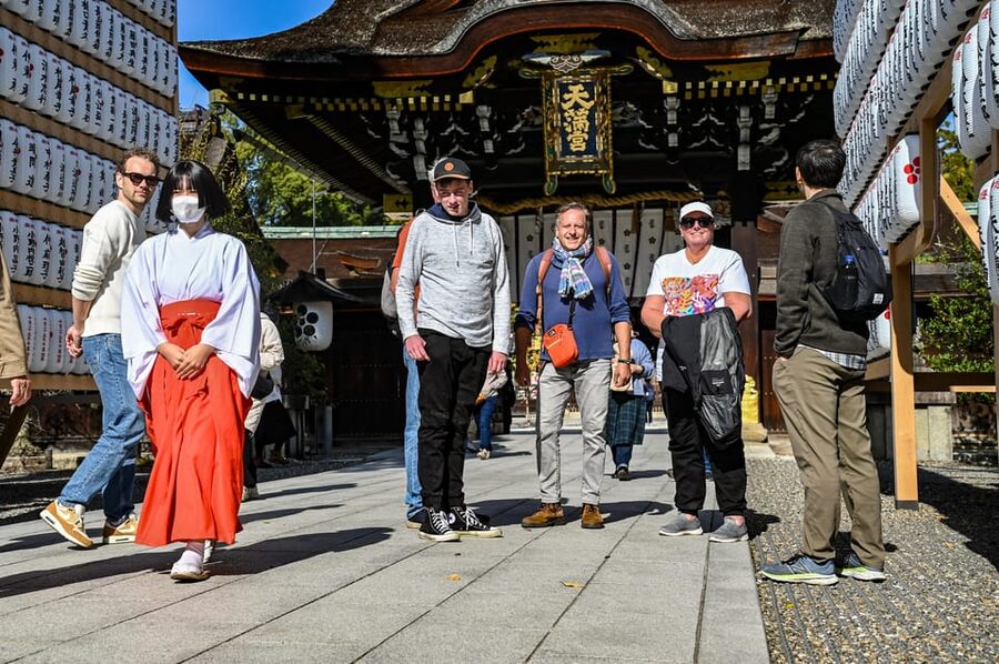 Kyoto: North Kyoto Guided Cycling Tour with Lunch - Into Gion backstreets: learning the neighborhood as you move through it