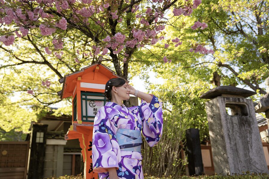 Kyoto Portrait Tour with a Professional Photographer - Start at Yasaka Shrine for an instant Kyoto mood