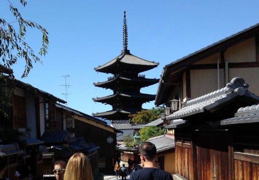 Kyoto: Private 2.5 Hour Historical Walking Tour - Meeting at Yasaka Shrine Nishiromon Gate (Red Gate)
