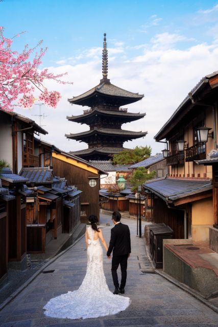 Kyoto: Private romantic photoshoot for couples - Meeting at Yasaka Kamimachi and Finding Your Photographer