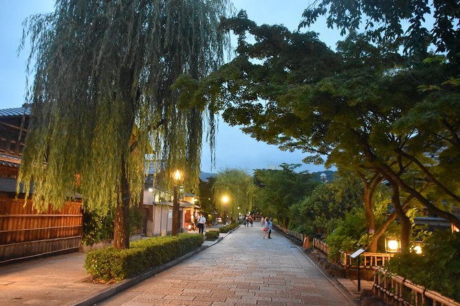Kyoto’s Exclusive Private Gourmet Night with Local - Gion Geisha district after dark, lantern lanes and real context