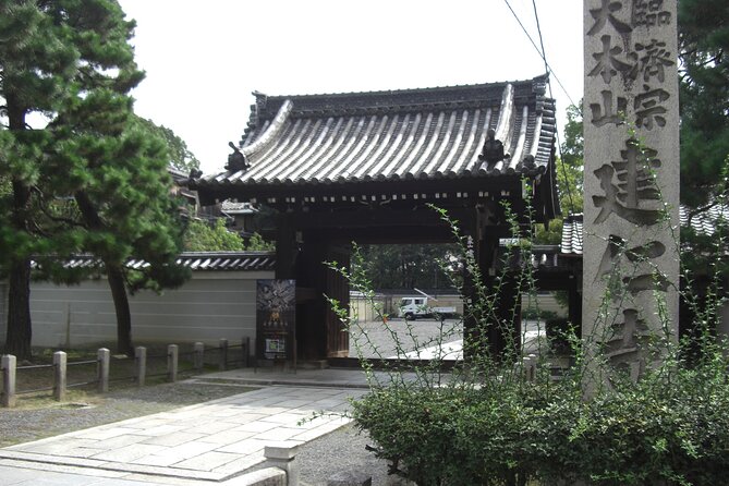 Kyoto’s Higashiyama: Tradition, Art & Religion Tour - Yasaka Shrine’s Vermillion Finish: Ending With Strong Visuals