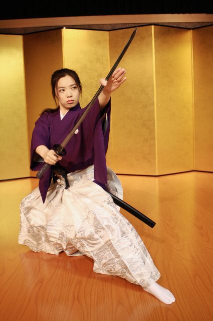Kyoto: Samurai Kenbu Traditional Sword Dancing Show - Your short sword lesson: drawing, holding, and gentle swings