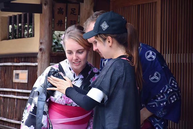 [Kyoto Street Shot] Recording every wonderful moment of travel with shutter (free kimono experience) - Price and value: $235.33 per group can be a steal or a stretch