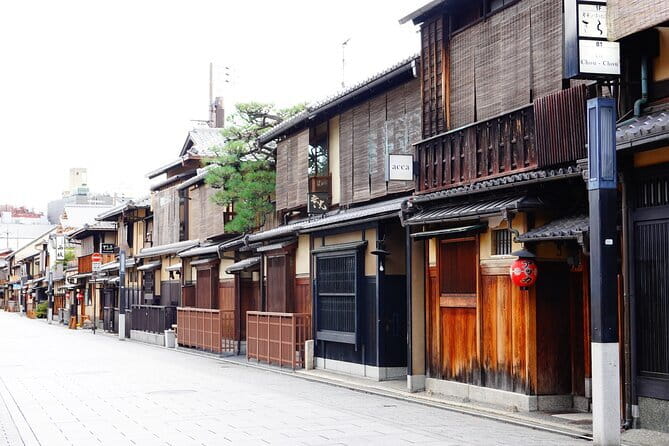 Kyoto: Temple Yoga, Tour of Four Spring Waters & Nourishing Lunch - Yasaka Shrine and Gion Shinsui, the story behind the water