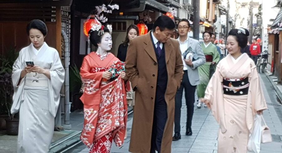 Kyoto: The Geisha Districts of Kyoto Walking Tour - Tea houses: seeing hundreds without feeling lost