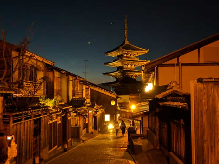 Kyoto: The Geisha Districts of Kyoto Walking Tour - Traveler lounge warm-up: welcome drink, slideshow, and games