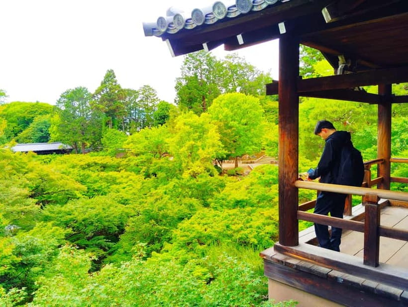 Kyoto: Tofuku-ji Temple and Komyo-in Guided Walking Tour - Sanmon Gate at Tofuku-ji: the oldest Zen main gate, explained through form