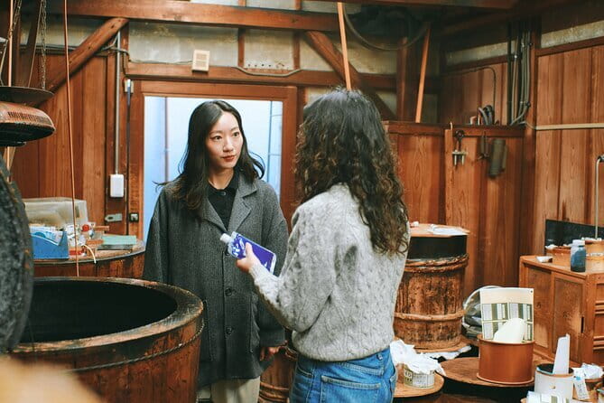 Kyoto Urushi Lacquer Factory Tour and Chopstick Making Experience - Workshop time: applying lacquer to chopsticks with fuki-urushi