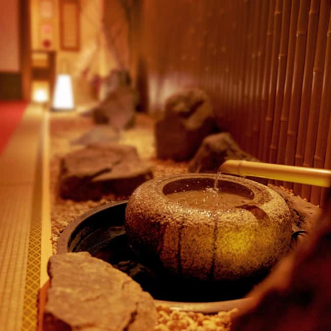 Kyoto: Wazuma Magic Show & Tea Ceremony - Entering the Gion tea room: quiet alley, small seats, real attention